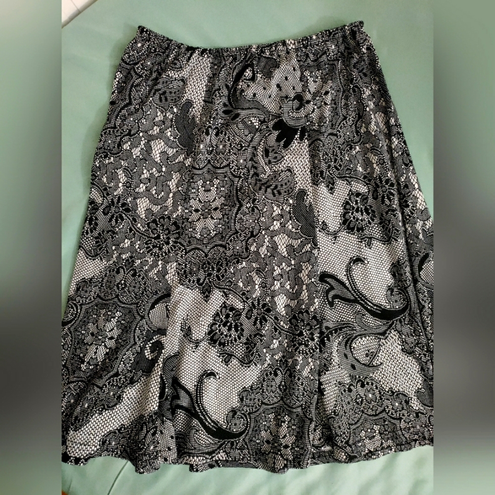 Elegant Black and Gray Lace Print Skirt